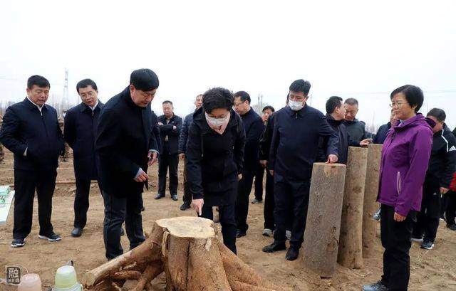 上午7点50分,县委书记孙丽娜,县长付顺义,县委副书记李庆辉,县人大